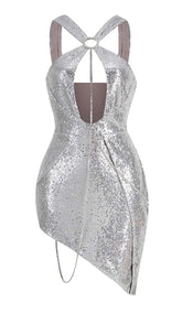 HIGH-LOW-KLEID MIT PAILLETTENAUSSCHNITT IN SILBER